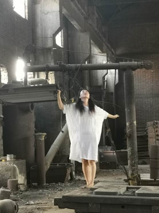 范晓楠《触摸阳光》2019年,天津,15分钟行为作品 当代艺术先锋:行为