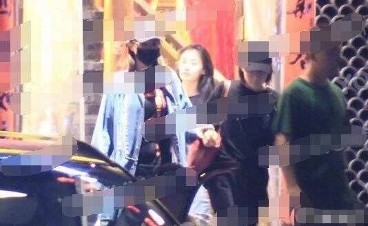 唐嫣小腹隆起疑怀孕？知情人透露其仍在拍戏，还为角色增肥