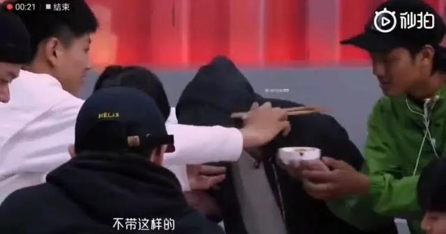 佟丽娅雷佳音共喝一瓶水，你能接受伴侣这样吗