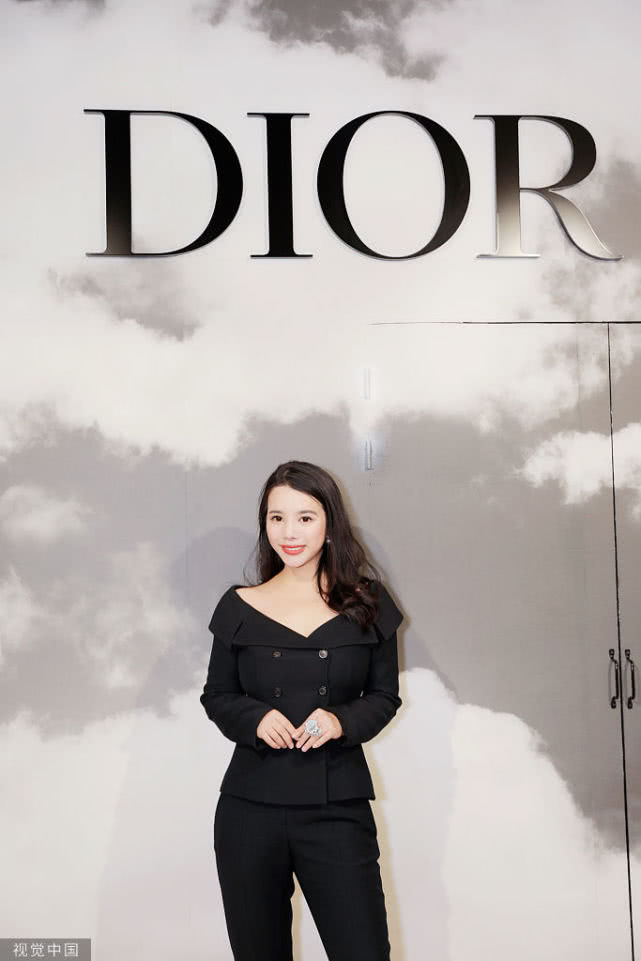 余晚晚与刘嘉玲、万宝宝亮相Dior秀 裤装干练潇洒