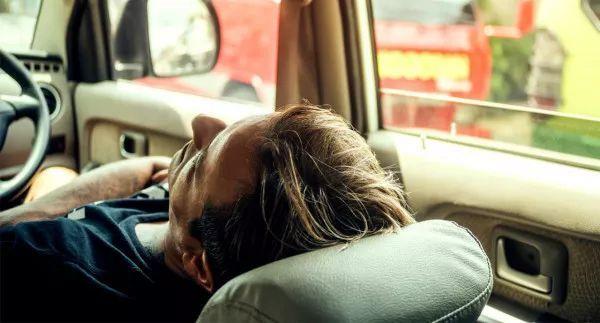 说了多少遍！在车里开空调睡觉，没有做好这些就等于慢性自杀