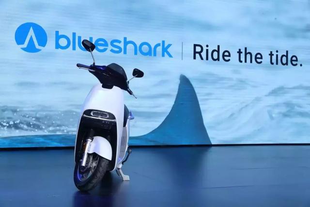 请注意，有蓝鲨出没，这可是一台用汽车科技创造的智能电动摩托车