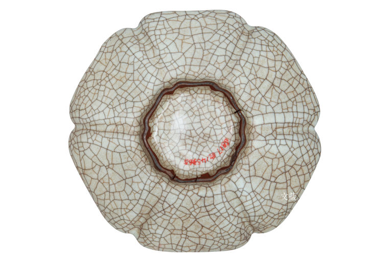 哥窑青灰釉葵瓣口盘 底