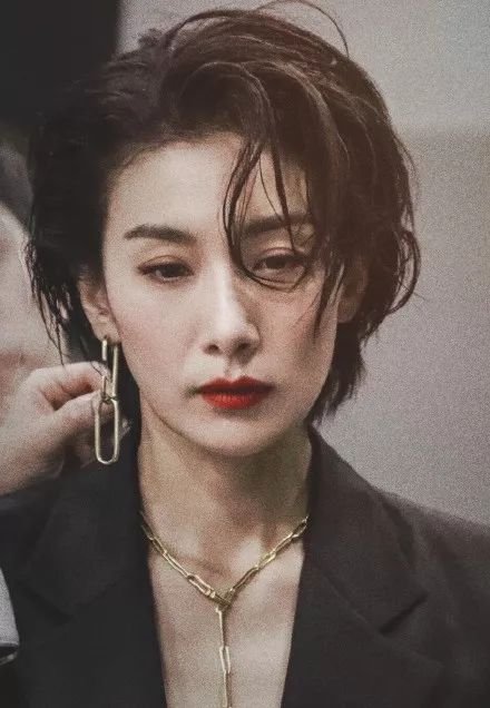 糊到全裸拍广告赚钱，剪短发后却神似邱淑贞