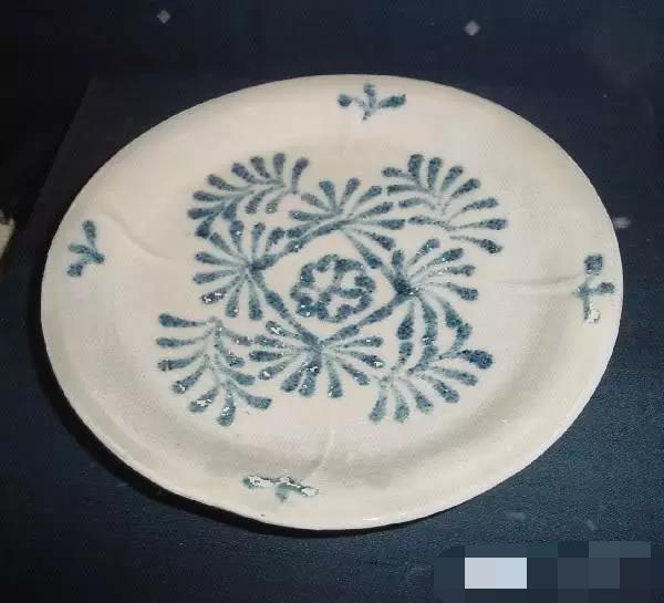 中国的青花瓷在唐宋开始萌芽,从唐代的巩县窑就开始使用含有钴的蓝釉