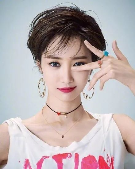 糊到全裸拍广告赚钱，剪短发后却神似邱淑贞