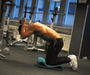 以下是几个针对腹部的训练动作: 动作一 由于腹肌主要是慢肌纤维主导