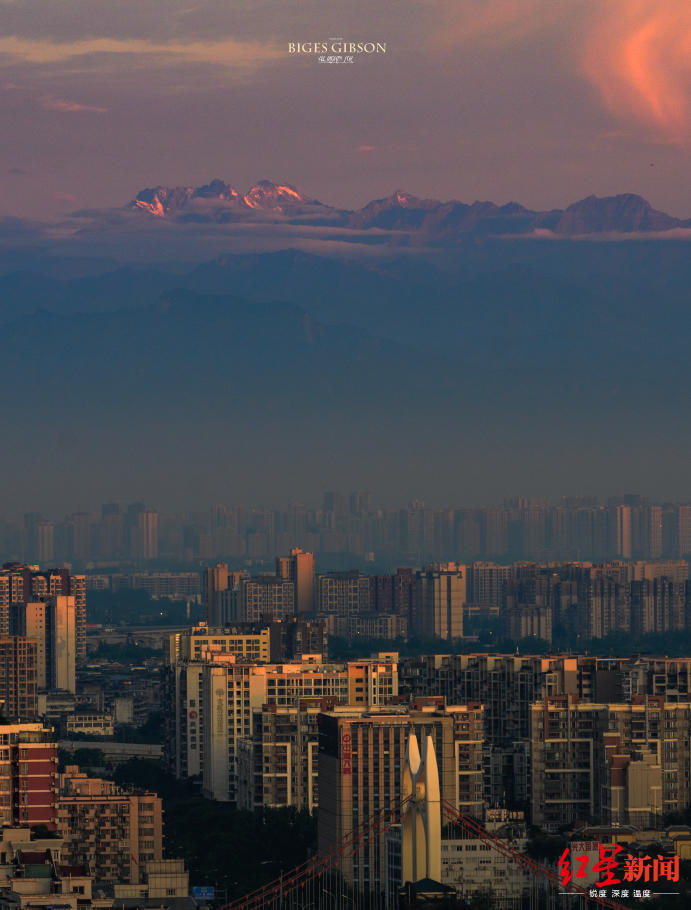 经过前日的大雨洗礼,成都市区迎来壮美朝霞,四姑娘山幺妹峰,西岭雪山