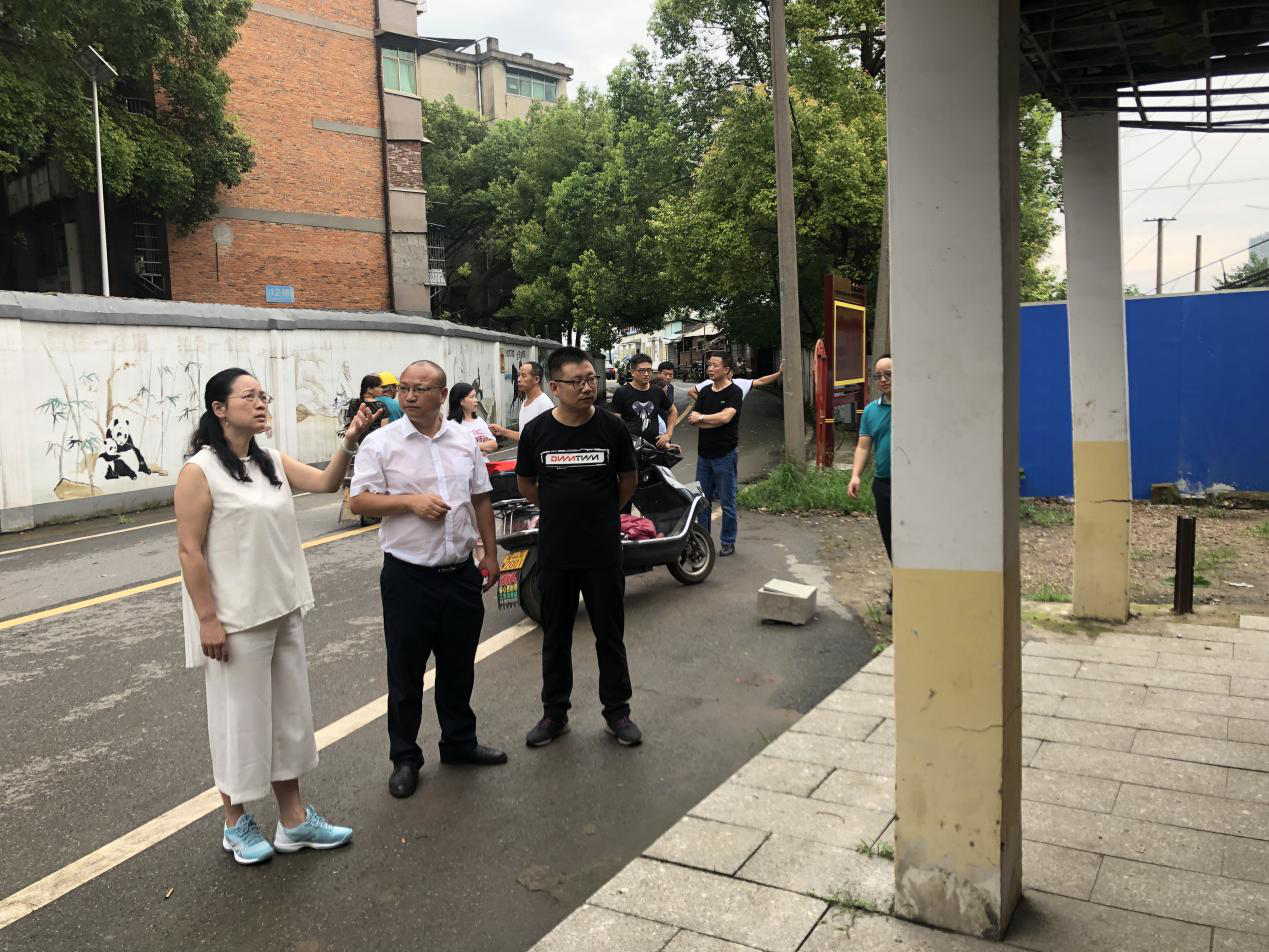 衡阳珠晖区:洪水侵蚀房屋出现险情,东风街道立即组织拆除