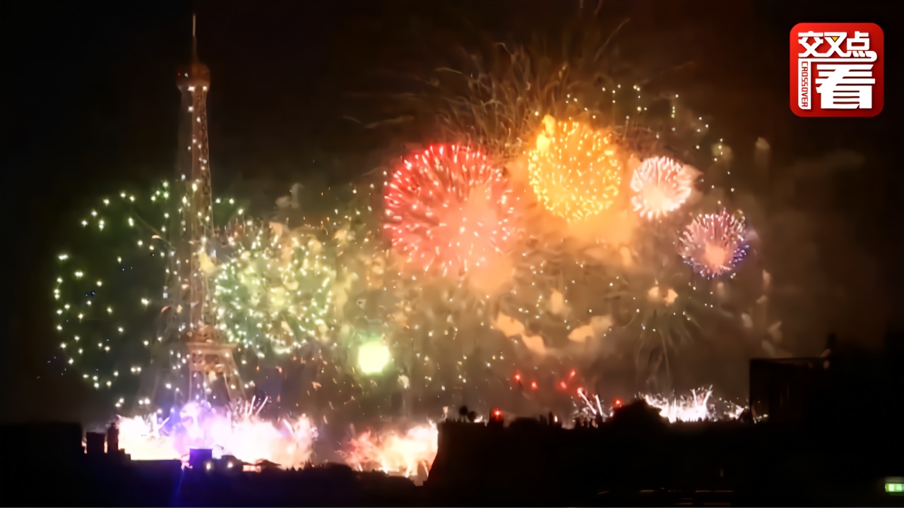 法国国庆日上演绚丽烟花秀 埃菲尔铁塔被点亮