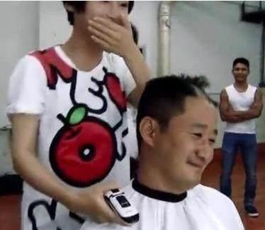 让吴京生无可恋的早期照片,原来吴磊、赵丽颖都中过招