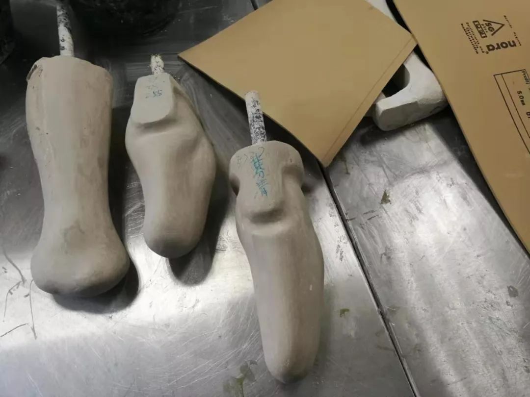 其次,取下石膏绷带,就成了阴型,再根据患者情况对阴型进行调整.