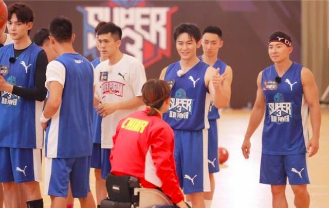 走出情伤？李晨分手后首次现身，剪新发型看电影大方分享观后感