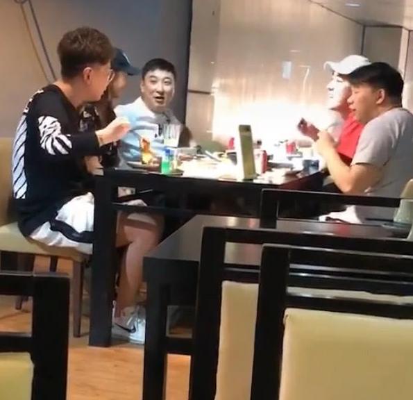王思聪懒理被冻结270万股权，与人聚餐发福显幸福肥