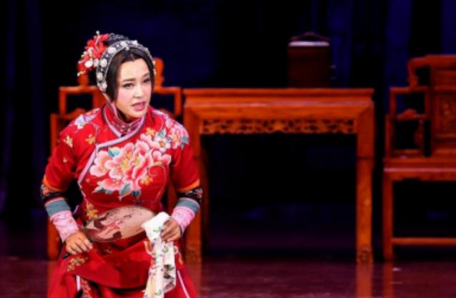 64岁刘晓庆连轴转演话剧，换多套旗袍，惊艳观众