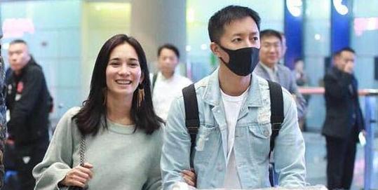 被曝登记结婚后，韩庚卢靖姗首次合体露面，女方无名指钻戒抢镜