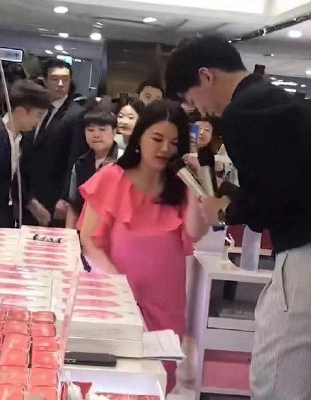 李湘近照曝膀大腰圆！全网点赞的芒果一姐，为何沦为全网群嘲