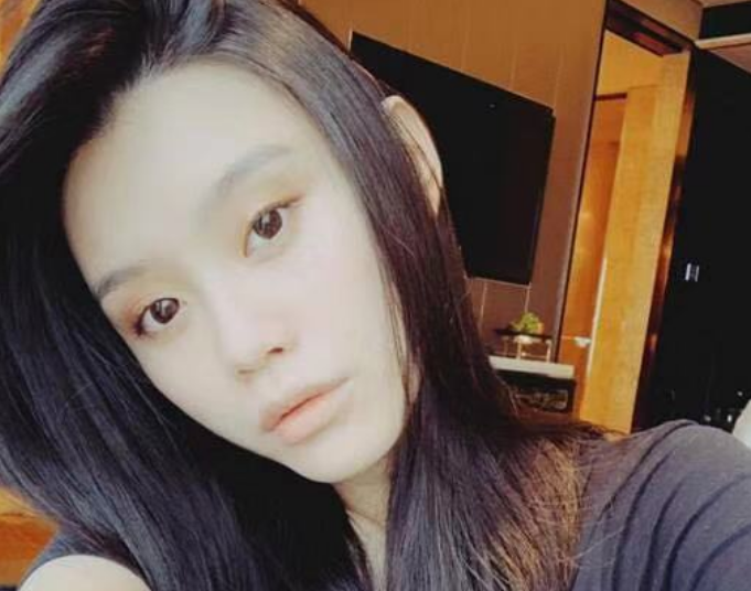 奚梦瑶久违营业面色苍白，疑似孕期状态不佳满脸疲惫