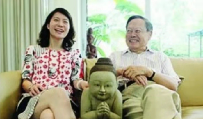 96岁杨振宁与小54岁妻子近照曝光，气色好状态佳显年轻