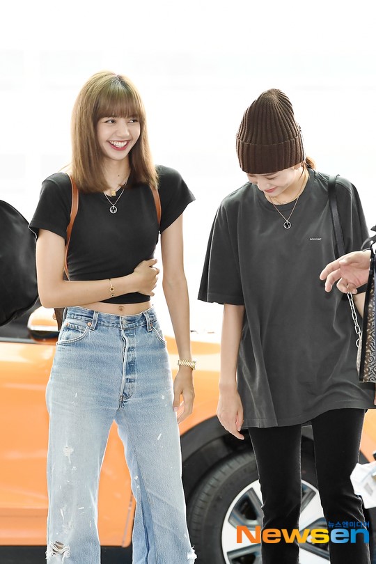 [星闻]blackpink成员金智秀和lisa 经仁川国际机场前往法国巴黎