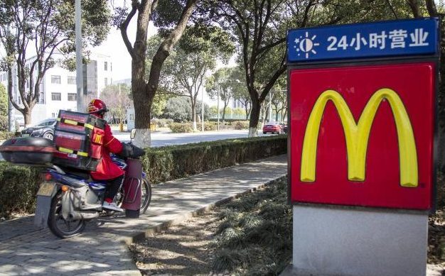 怼完火车站的麦当劳被怼了，外卖比堂食贵15元，打上法律擦边球
