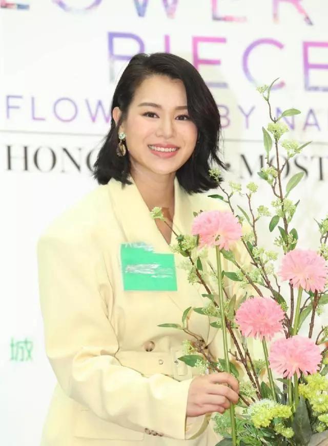 胡杏儿产后太猛了，没出月子就跟老公约会，穿低胸装看演唱会