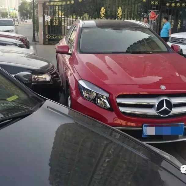 油门当刹车！内蒙古一女司机连撞六车，维修费用超十万……