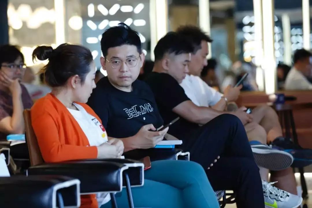 精品v精品工作室,下一站风口?应该斗鸡禁止斗牛图片
