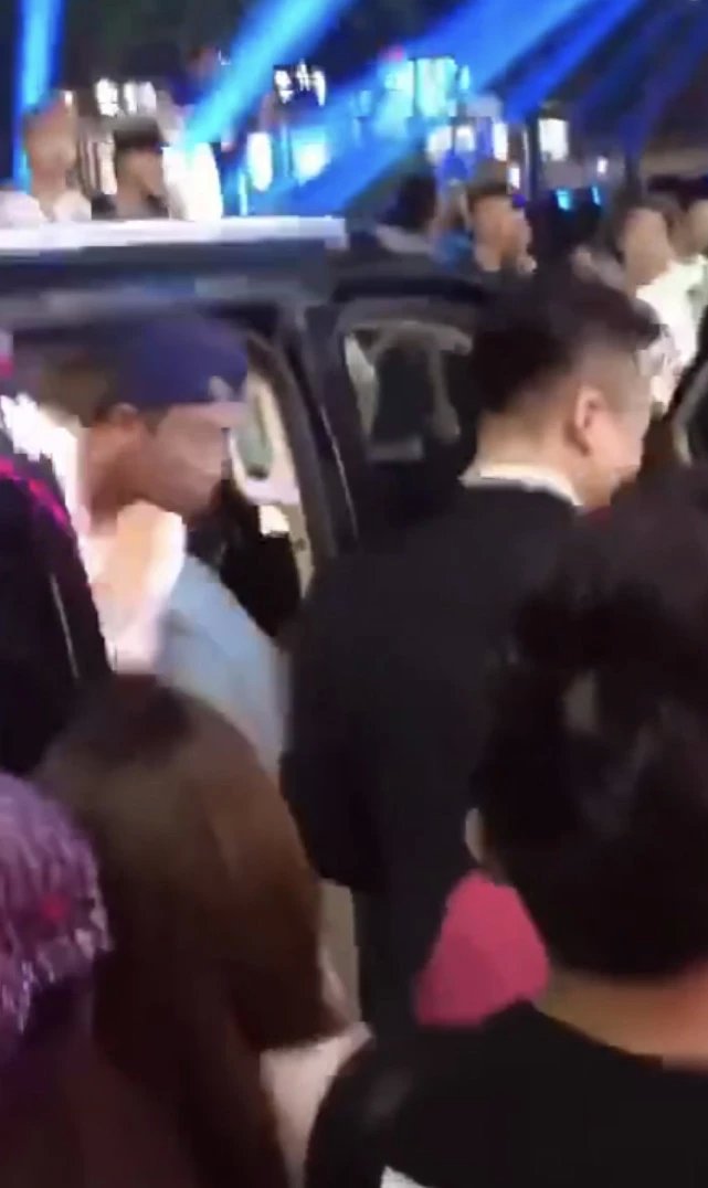 新恋情？郑恺被拍到深夜带高挑美女回住处