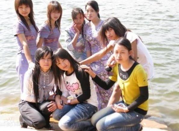 缅甸果敢老街美女:满大街的美女让你眼花缭乱