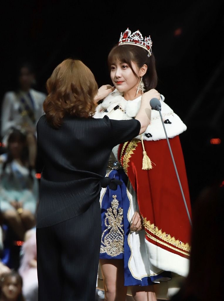 SNH48总决选李艺彤蝉联第一 戴王冠登宝座当场泪崩