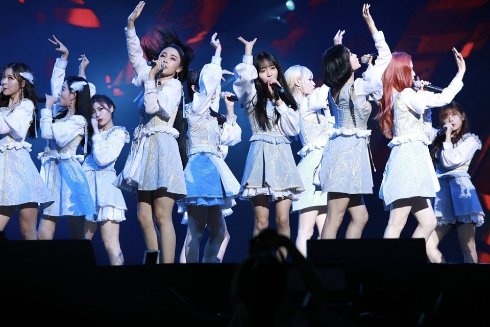 SNH48总决选李艺彤蝉联第一 戴王冠登宝座当场泪崩