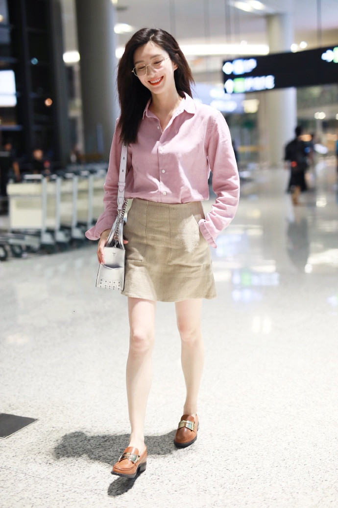 江疏影机场街拍照:粉色衬衫 包臀裙,摇身一变成气质上班族