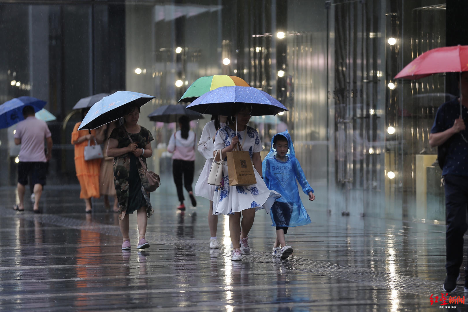 图集丨下雨天有一种温情叫我为你撑伞