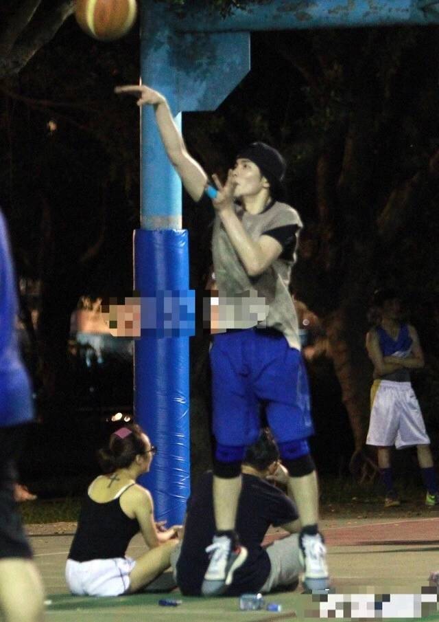 周杰伦约林俊杰萧敬腾打球 休闲间隙与昆凌通话超甜蜜