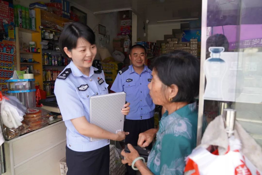 沈阳:能干的女警花 村民的贴心人