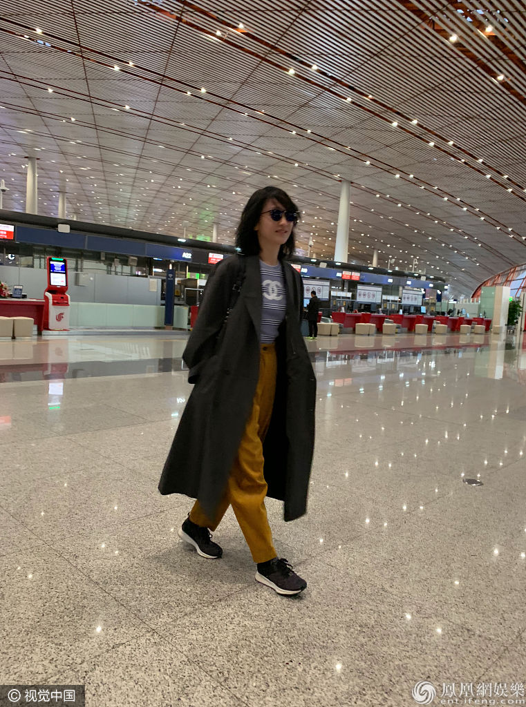 周迅清晨出发台北参加金马奖 新发型刘海遮眼个性不羁