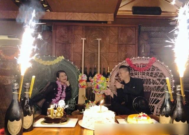 胡杏儿和儿子在海底别墅看鱼 老公发长文疑回花费传闻