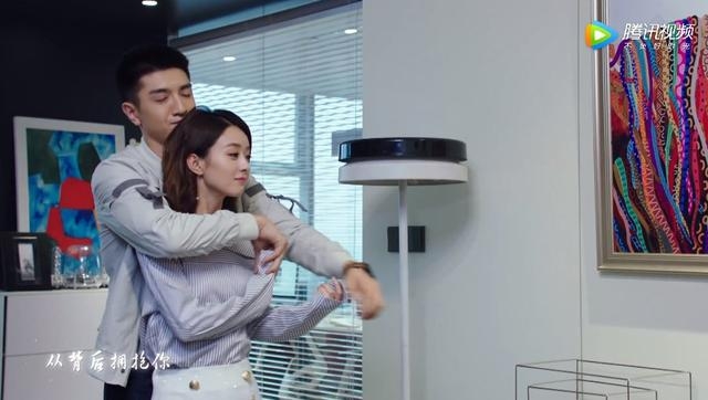 壁咚、摸头杀算啥？赵丽颖新剧竟然开启了仰卧起坐接吻模式！