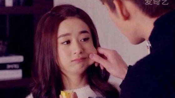 壁咚、摸头杀算啥？赵丽颖新剧竟然开启了仰卧起坐接吻模式！