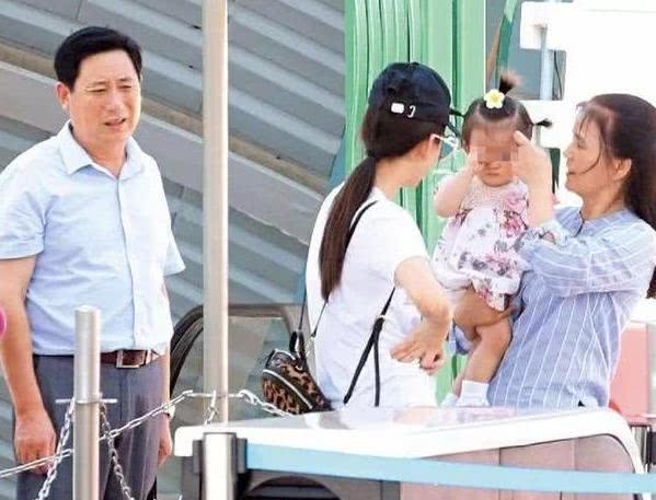 传婆媳不和？郭富城太太方媛特意发图，称带女儿去奶奶家玩