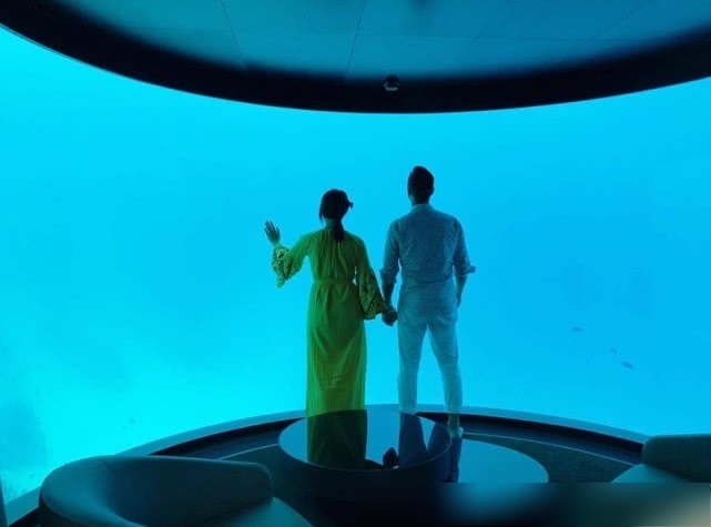 胡杏儿和儿子在海底别墅看鱼 老公发长文疑回花费传闻