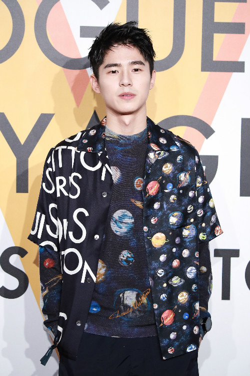 54岁张曼玉根本不服老，橘发红唇酷炫到爆