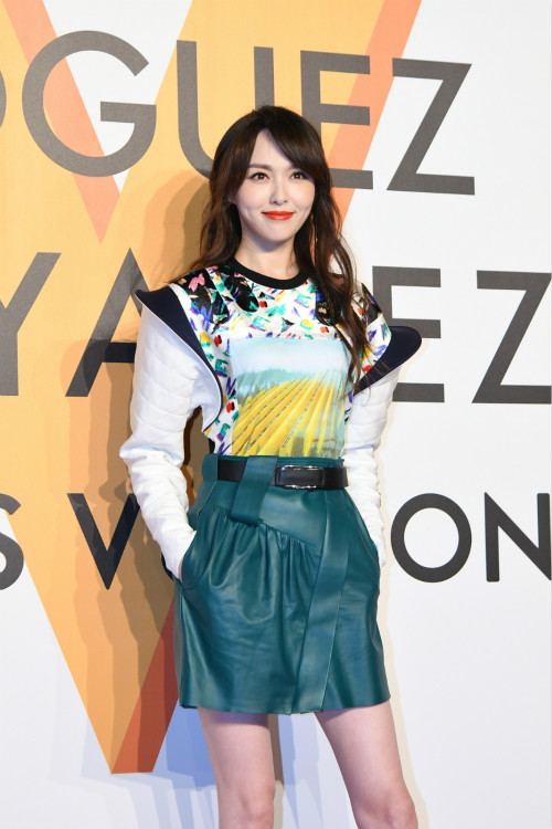 54岁张曼玉根本不服老，橘发红唇酷炫到爆