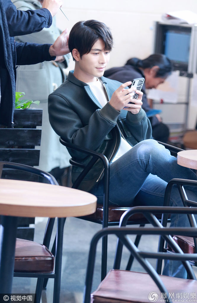 陈学冬片场休息盘腿发呆 化身安静的美少年