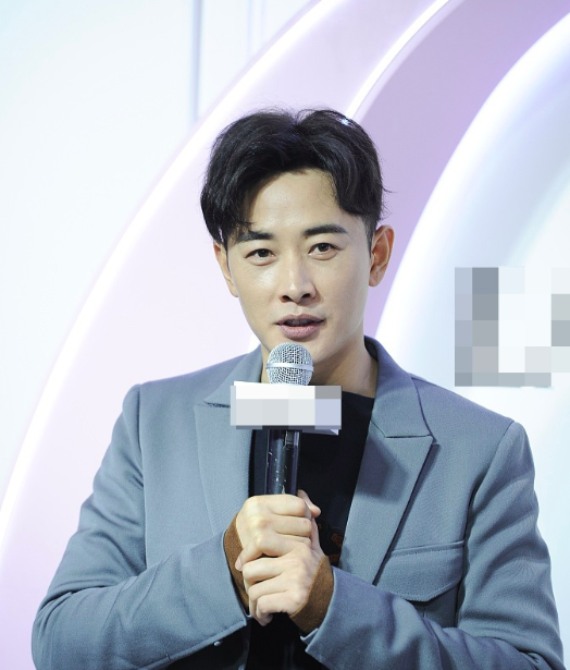 罗晋婚后亮相满脸幸福甜蜜，笑得鱼尾纹都出来了