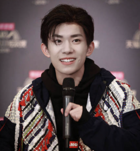 易烊千玺在食堂拒绝合影，原因有点尴尬