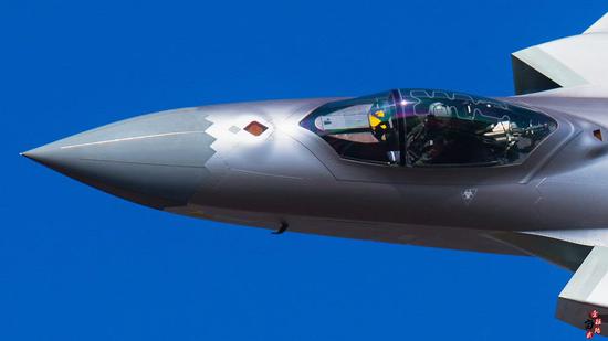 曝光!歼20座舱屏幕显示比F22更先进