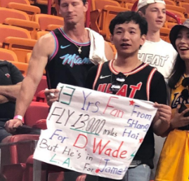 真爱粉!中国球迷飞两万公里来看德维恩-韦德