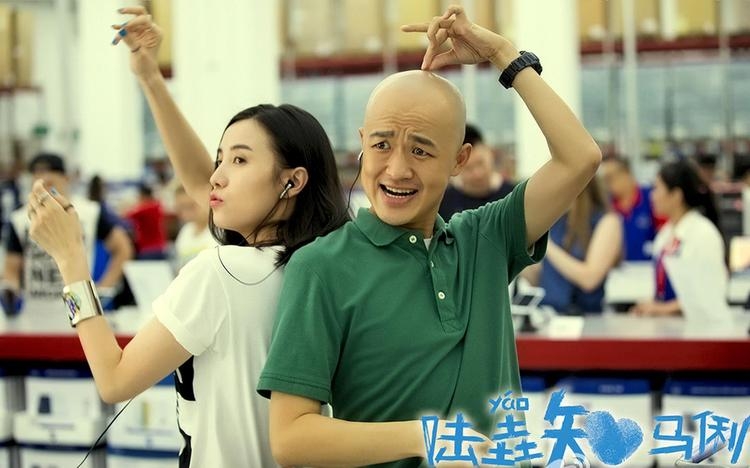 文章低调现身机场：身穿棉服包裹严实，一路低头疾走